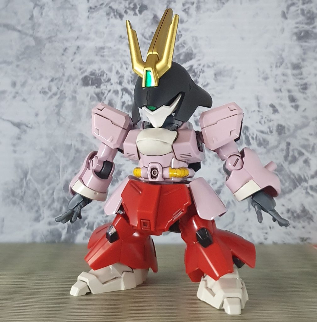 《改造点》【肩】元キットのままだとゴツ過ぎると判断し、ガンダムの物を流用【手】次元ビルドナックルを取り付けられるように改造【その他】バックパックは控えめな物に交換【塗装】ヘルメットを髪に、薄ピンクの部分を上着(?)に、赤い成型色の部分を袴に、アクセントで白を入れて袖口や襟元から見える下に着ている上着(?)を再現?