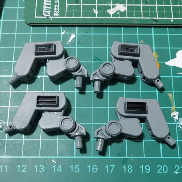 腰のパーツが完成しました。写真を撮って見ると真ん中のバリ跡が目立ちますね…紙やすりとかで処理したつもりだったけどまだまだのようです。ここもデカールで隠すしかないか?またイエローゴールドが剝がれやすく、ガンダムマーカーのクリアー光沢で保護したはずなのにパーツをはめようとするとすぐ剥がれてしまうので、3回くらい塗りなおしました。最後は水性トップコートで保護。実はこれからあるギミックを仕込むのですが、そのためのパーツが日曜までに届かなかったので、この週末では完成しませんでした。というか、グレービングの塗装が終わっていないのを忘れていました。こちらもトライアンドエラーの繰り返しですが、少しずつ完成に近づいています。また、バインダーの支持アームにディテールを追加。バックパックと同じウェーブのU・バーニア【角】Mを使用しています。なんとか3月中には完成させたいなぁ。(3枚目)