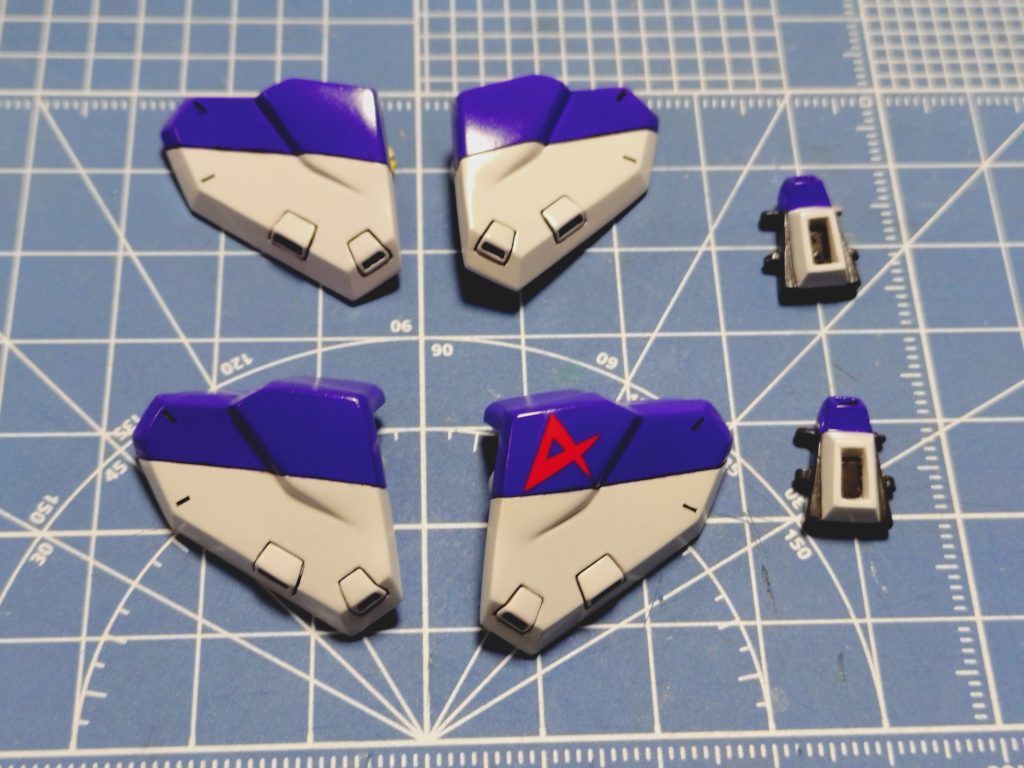 紫の塗装はガンダムカラーのHi-νバイオレット左肩のデカールは「A」マークで←ここ重要!