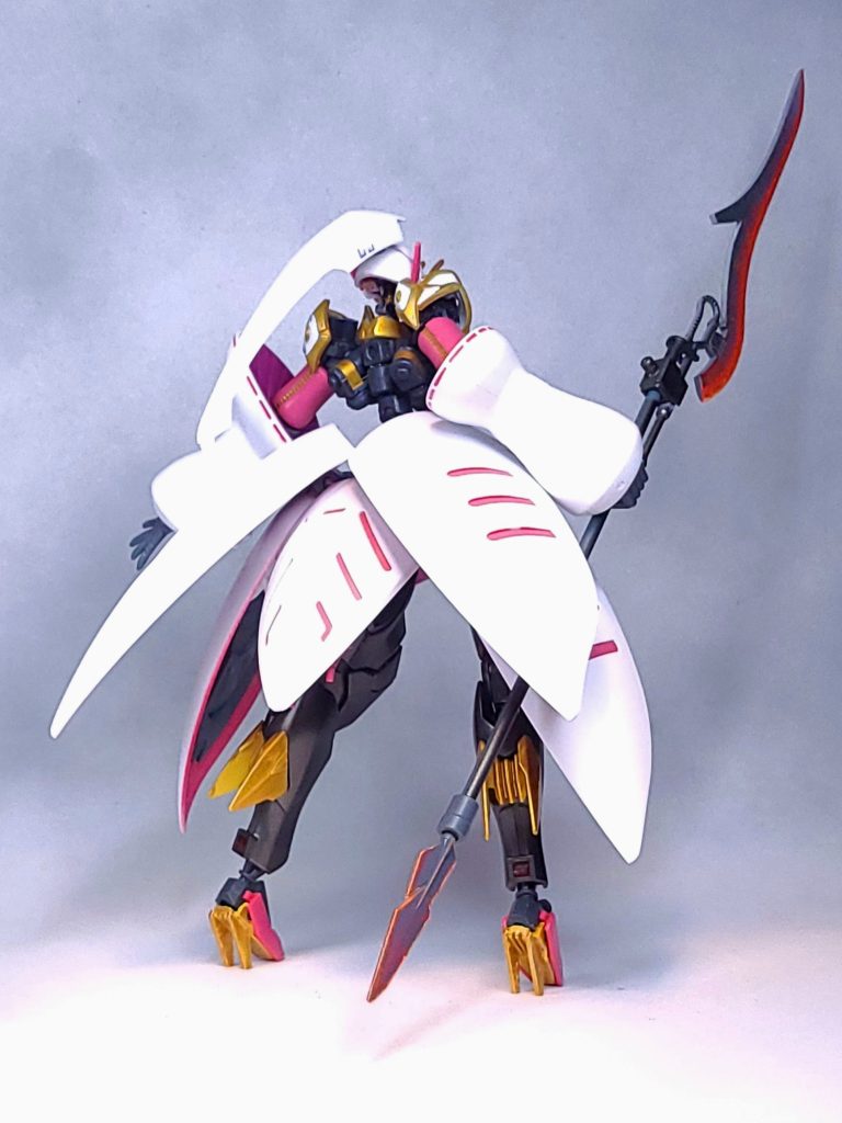 宇宙世紀コンに出すからには、何かしら宇宙世紀らしい設定とかあった方がいいのでしょうか？カラーリング的にはどう見てもハマーン専用機ですが…多分第一次ネオジオン戦争終結後もハマーンが生存していれば、彼女用の新型として用意されたかもしれません。SD由来の華美なエングレービングとか、当時のネオジオンの流行りっぽいし。