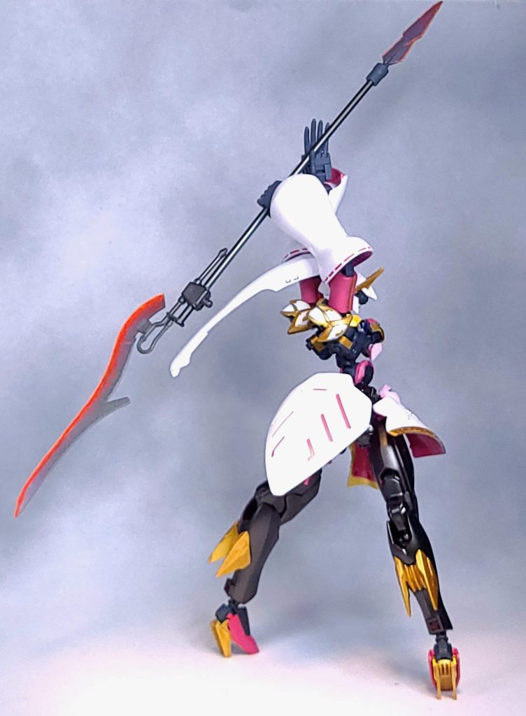 背面から。こういう脇見せポーズ（いわゆるラストシューティング）が好きなので、肩部周りの可動には特にこだわっています。