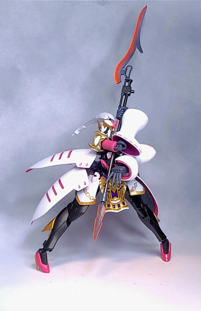 武器はジオンっぽい雰囲気を出しつつ本体の大ボリュームに対抗できるよう、ヒートホークの刀身と柄を延長して薙刀にしました。赤熱表現にも挑戦してみましたが、結構温度低そうですねこれ。反対側の刃はビルドのダブルリベイクライフルから流用してます。キュベレイの手首は可動域がかなり狭いため、間に４ｍｍボールジョイントを追加してより深く構えられるようにしています。