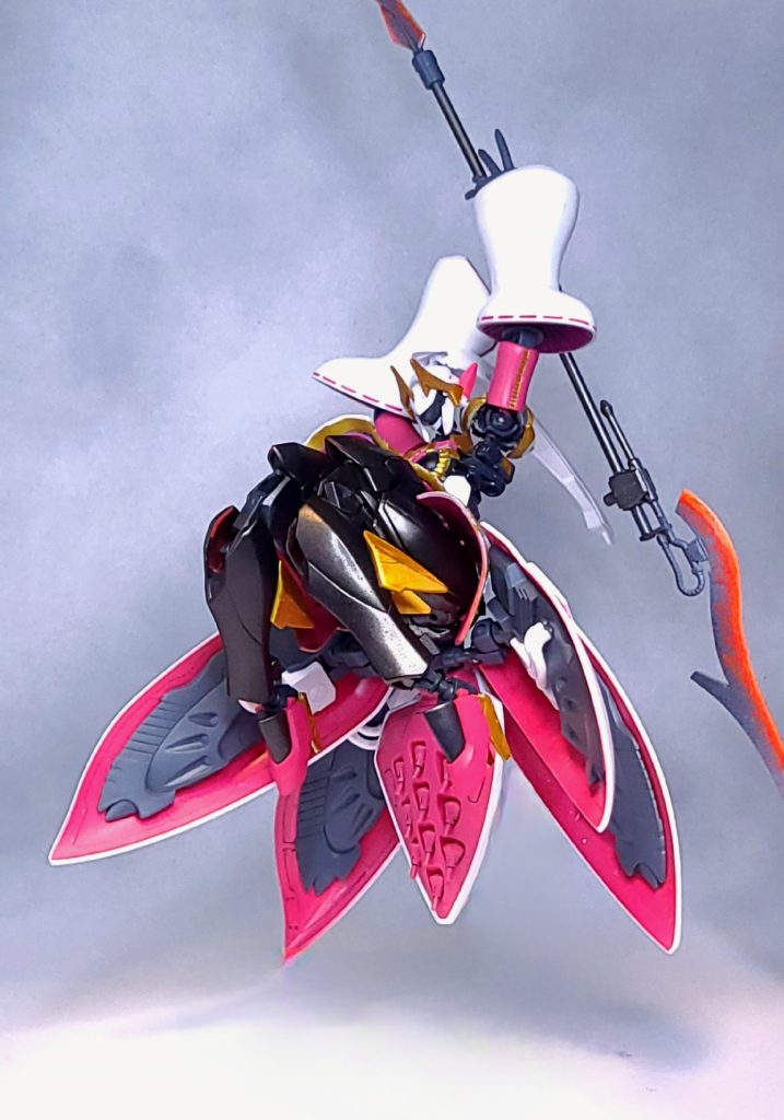 もちろんファンネルもあるのですが、イイ感じの飾り方が思いつかなかったので格納状態のままお送りいたします。こう見ると花みたいですね。