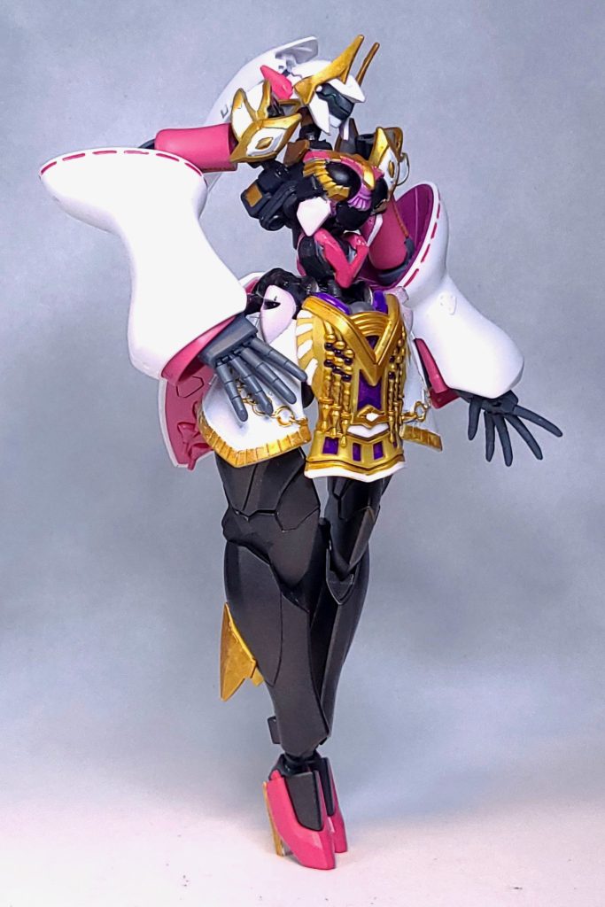 邪魔なバインダーを取り払った状態。美脚が映える。