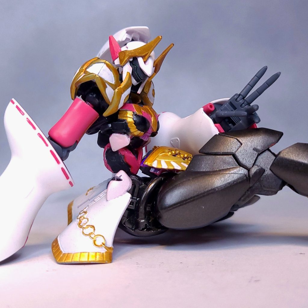 頭部はゼイドラをベースに、キュベレイの顔を両断したものをアンテナに見立て、後頭部は丸ごとポニーテールに転用しました。顔は一部を白く塗り分けることで小顔に見えるように。脚はゼイドラの膝関節を延長し、ヒールを追加しました。にしてもヴェイガン脚は何故こうも艶めかしいのでしょうかね。胸部、肩、スカートはクレオパトラから流用しました。SDの胸部パーツは肩幅を抑えることができ、形状も女性型に最適なのでおすすめです。腕はキュベレイそのままです。指動くのいいですよね。