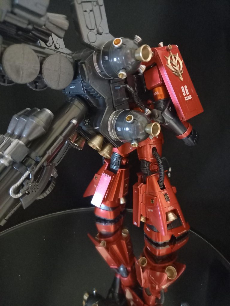 シールド部の立体ジオンマークとハンドパーツはBANDAIのビルダーズパーツを使用