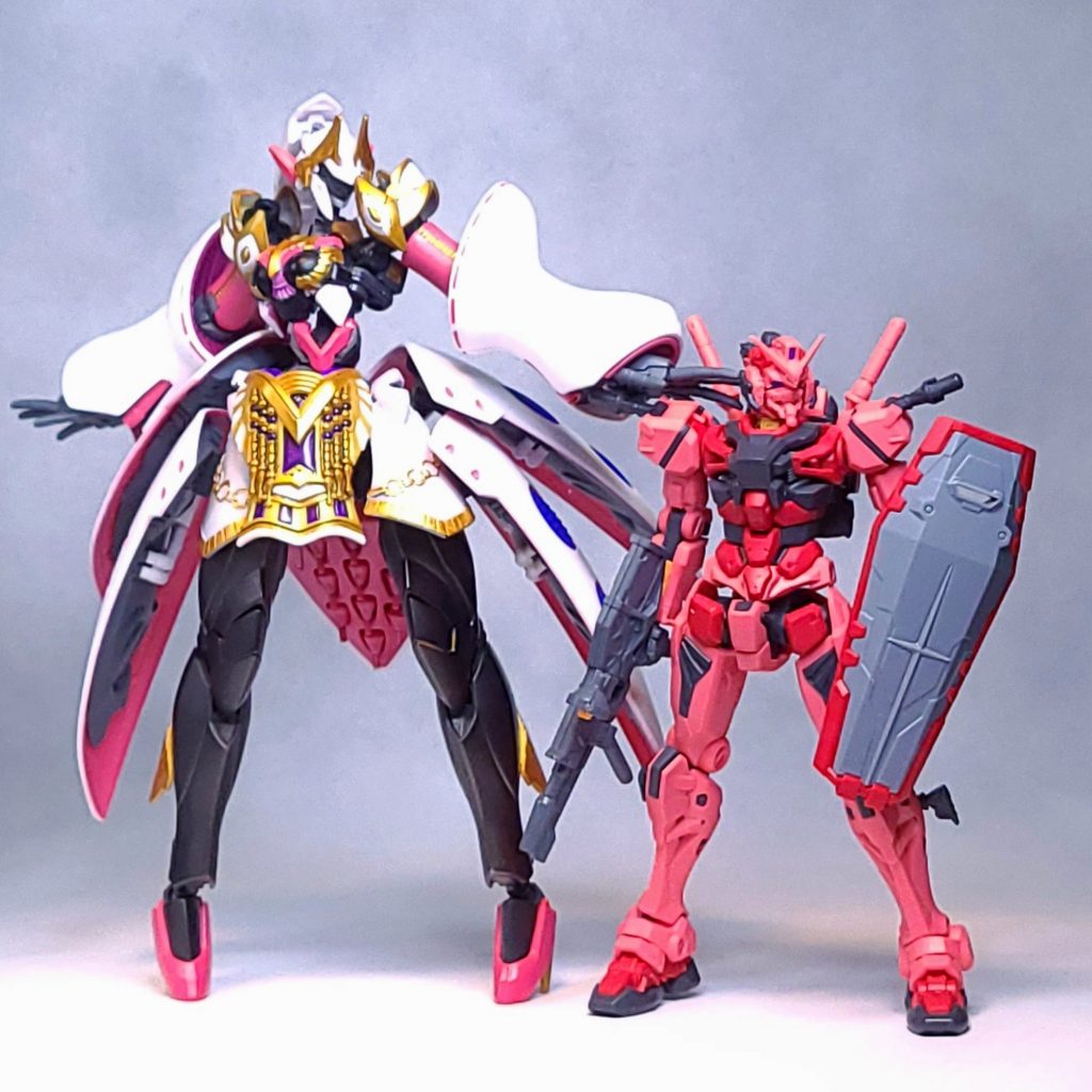 標準サイズの赤ガンダムとツーショット。こう見ると縦にも横にもデカいですね。