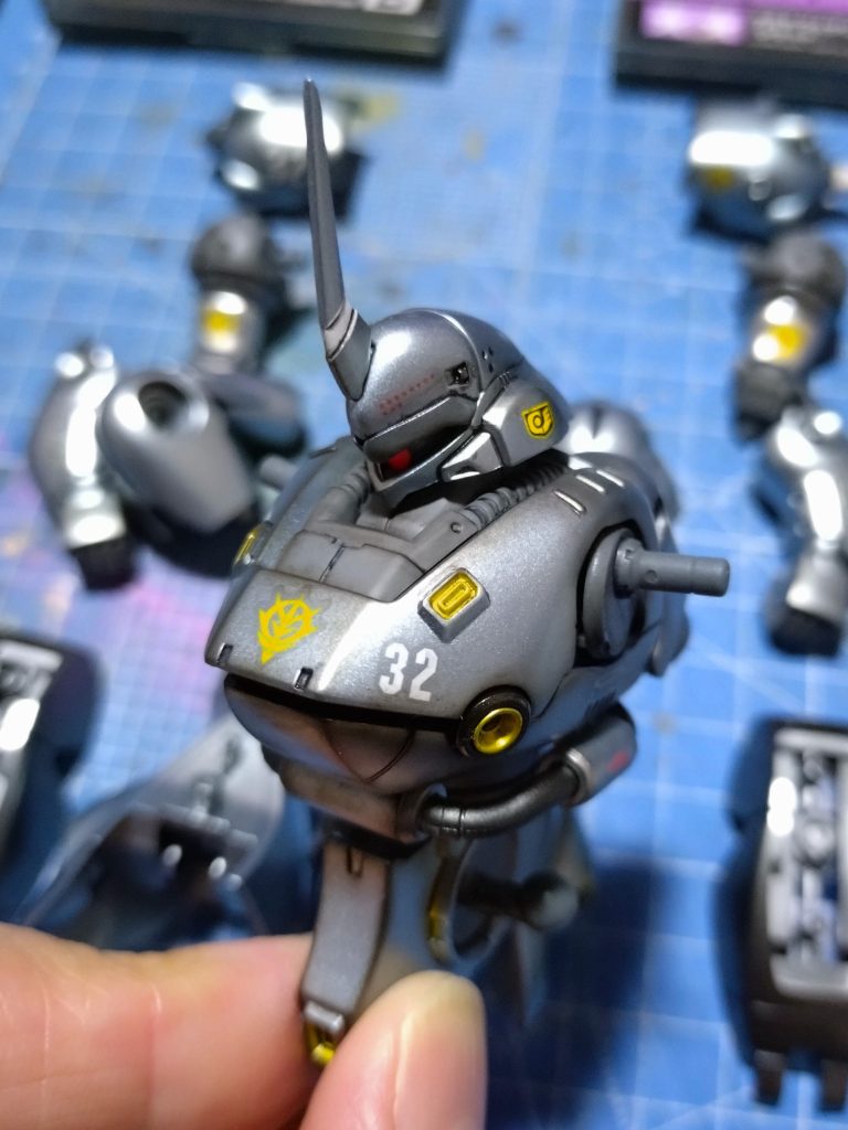 バーニアのイエローは本体をメタリックにしたのでゴールドをチョイス。赤味のゴールドが似合ってくれなかったためブルーゴールドで塗り直しました。