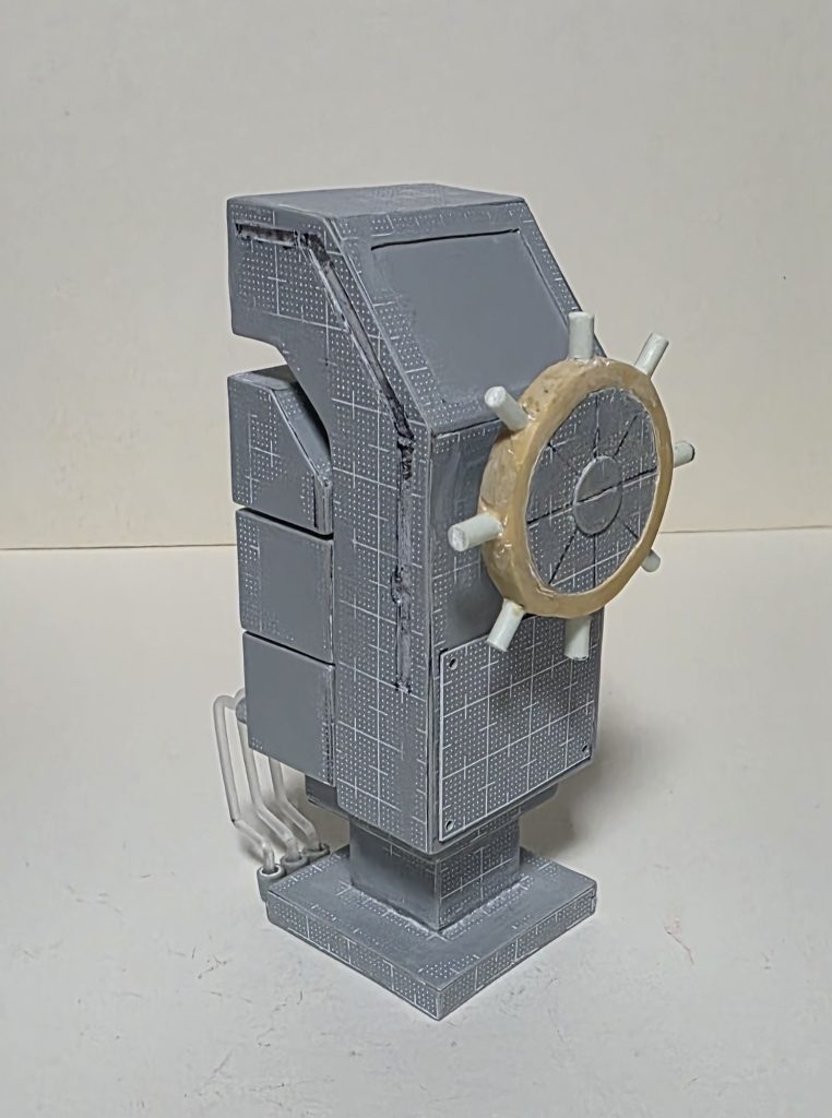 操舵席のサフ微調整前はこんな感じです。とにかく資料となるもののベースがアニメなので毎回形状に違いがあってどれが正しいのか頭を抱えながら作りましたw何かのイベントで立体化されていたらしいのでその写真とアニメを合わせてここまでまとまりました。