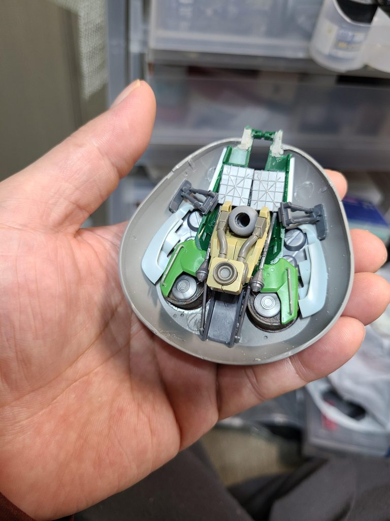 リアスカートの内側のゴチャメカはジャンクパーツで適当に。水色のパーツはグフカスの足の甲を割ったもの。黄緑のはガルスJの元々の下腕。中央の黄土色のはデミトレーナーの肩ですね。本当は、コトブキヤさんの「ボムセット」が買えればシュツルムファウストなんかも付けたかったのですが、今回は入手できず、これで完成としていますが、出先などで見かけたら今後追加するかもしれません。