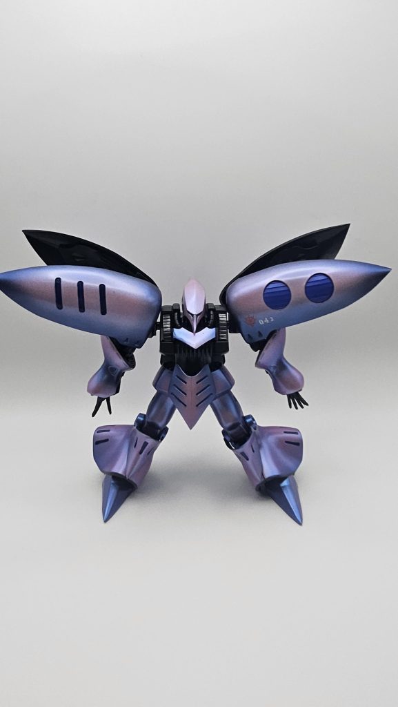 正面です。スリットなどの配色に悩みました。足を上半身より濃くして、安定感を出しました。