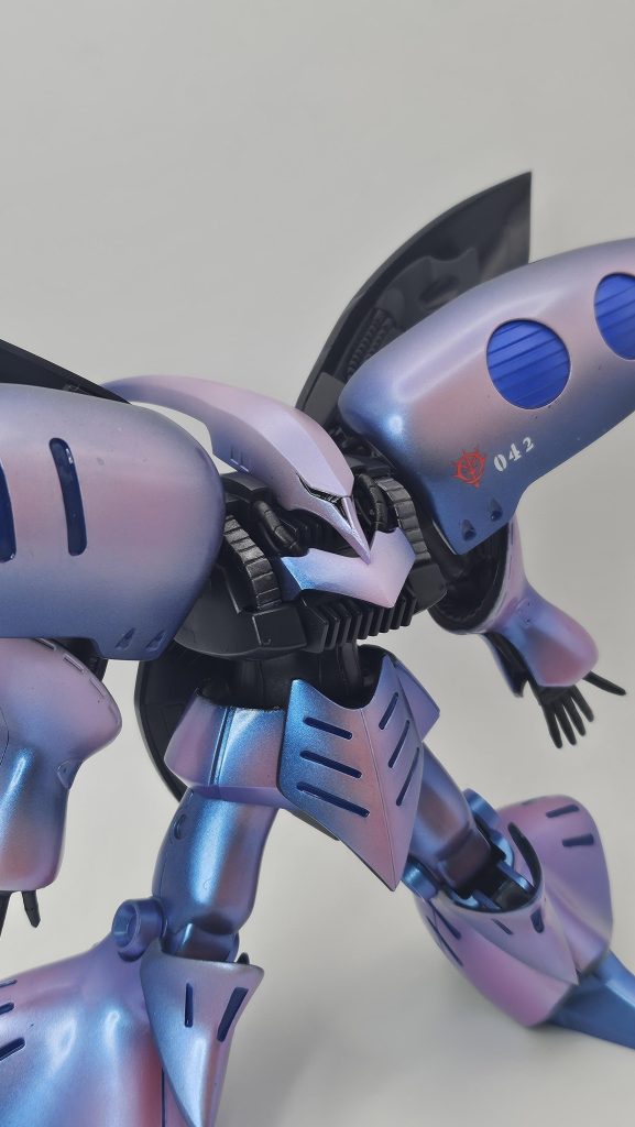 目は書き込みしませんでした。コワモテ？顔の先もシャープにしました。元キットはプルツー機なのでナンバリング04-2