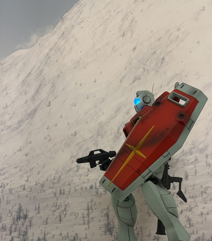 雪山を背景として。