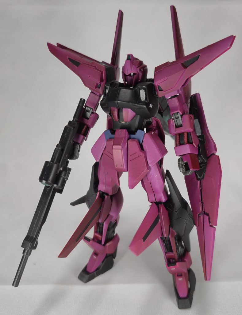 全身像です。トゲトゲですね。肩はキュリオス、腕は百式です。下半身は基本百式で、ブーツはキュリオスです。GNバーニアはエポパテで強引にくっ付けました。塗料は基本色：Mr.カラー マルーン(ワインレッド)黒：Mr.カラースプレー ブラック(黒)部分塗装：ガンダムマーカー(ガンダムブラック、メタリックセット グリーン、ガンダムメッキシルバー)表面保護：水性プレミアムトップコート