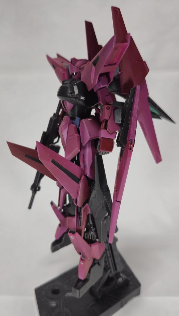 横です。キュリオスの膝の羽は、百式の足の接続部を利用して可動するように付けました。&nbsp;