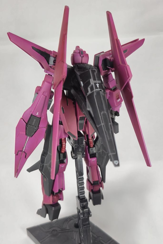 後ろです。フレキシブルバインダーはランナーと余りの軟質パーツで強引に肩パーツに付けました。キュリオスの肩裏にちょうどいい穴があって助かりました。巡航形態時の為に多少可動します。背面の背負い物が重すぎて、台座を使わないと腰がめっちゃ反ります。空条承太郎みたいになります。