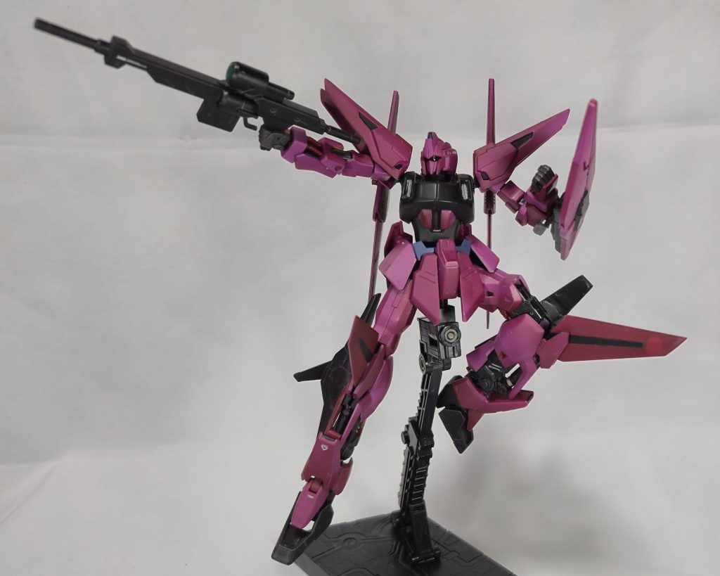 武装①：110mm百式用ライフルHGヴィダールに付属のライフルです。百式とヴィダールの完成品を某ックオフで買ったのですが、帰って開けた後に百式のものと勘違いして、そのまま最後まで行きました。百式のビームライフルってこんなんだっけ、と思いながら塗ってました。