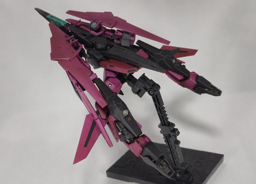 巡航形態ですか？できます！…できます。これで勘弁してください。これがしたくてフレキシブルバインダーを可変式にしたんすよ。股関節は百式そのままなので、キュリオスの変形用パーツは使えません。なのでかなり強引な変形です。シルエットが微妙です。GNビームサブマシンガンは、腕に装備用パーツを挟み込んでるだけです。