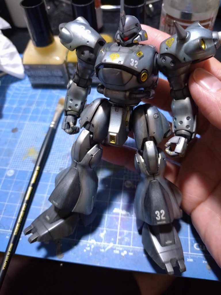 デカールの種類があまりなかったのでジオンマーク以外は有り合わせで数種類貼り半艶クリアでコーティング後、ウエザリングマスターのオイルとススでエッジで強調。ウエザリングカラーで足回り中心の汚し仕上げを実施して完成です。