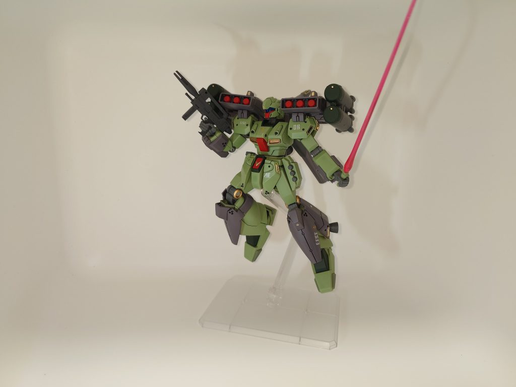 まずは、ビームライフルとサーベル持たせてみました。ライフルとバズーカの二丁持ちしたかったんですが持ち手が右手のみなので断念しました。今回塗装にあたってグレー部を本体関節、追加装甲、武器類の三種類に分けて調色をしています。