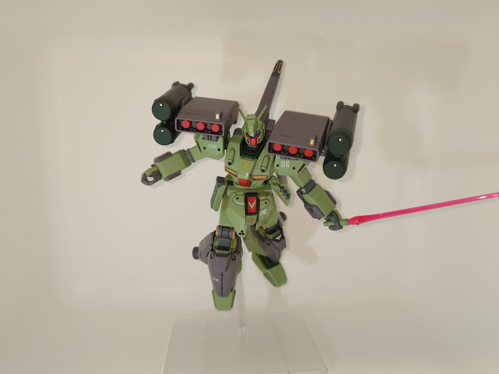 ビームサーベルを持たせるとこんな感じです。追加装甲や武装があるのでノーマルのジェガンよりかは様に見えますね。