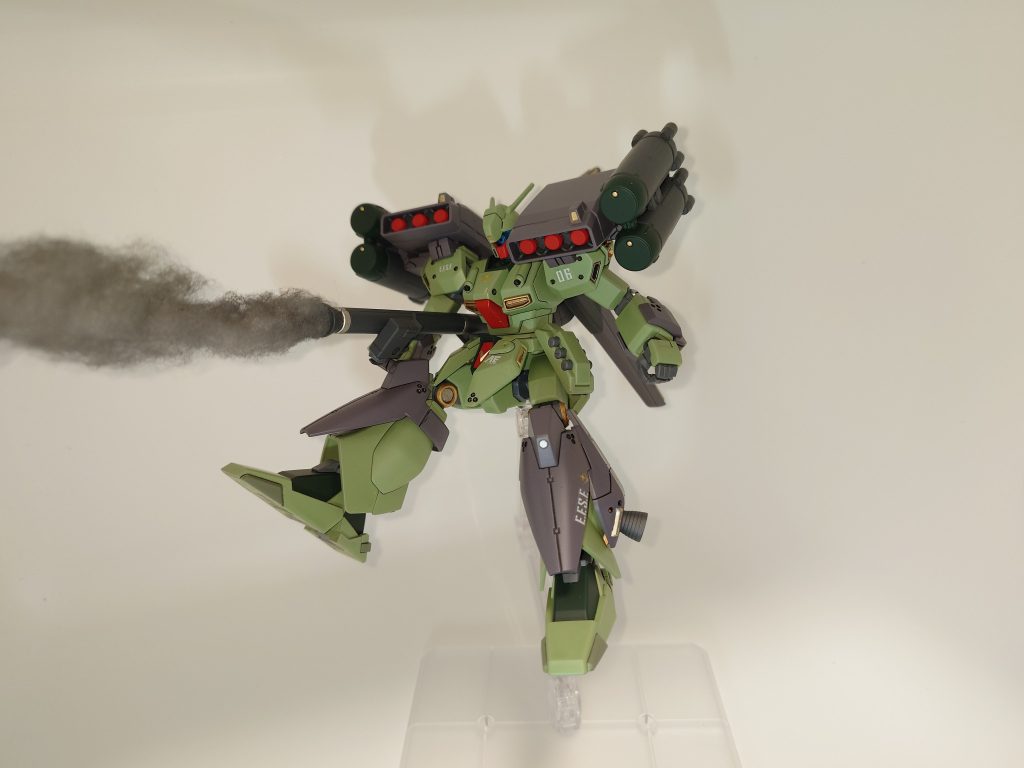 バズーカを持たせてエフェクトもつけてみました。エフェクトはバズーカに穴開けてアルミ線にわたをつけて差し込んだだけの簡単な作りになってます。