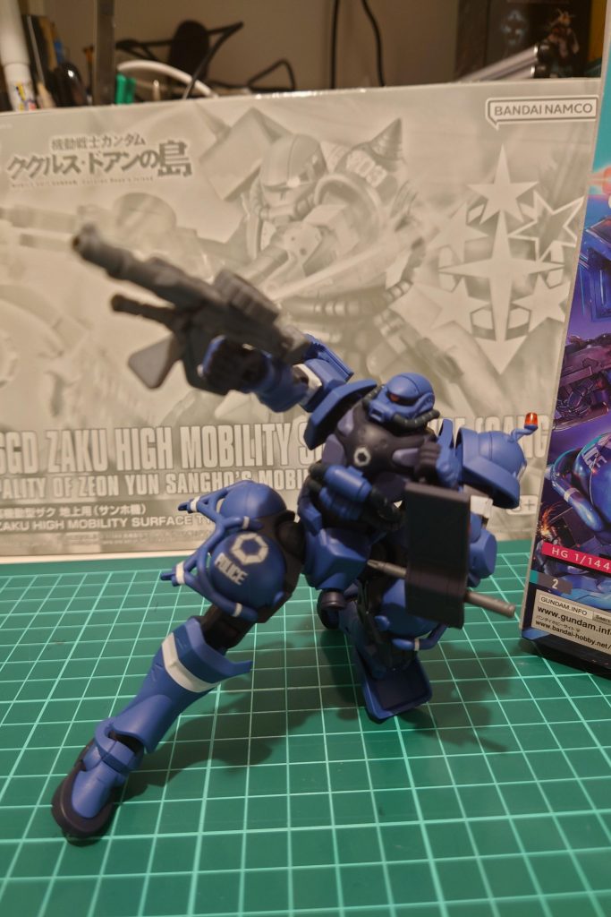 続いて、軍警ザクです。一部デカール貼りとツヤ消しトップコート吹いてます。SEED撃ちポーズさせようと思いましたが、ムチムチの太ももでいい感じにならず(泣)膝立ちにしたらいい感じになったので『 パシャり』