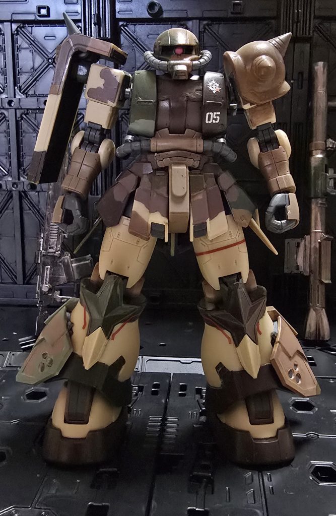 まずは正面から。エグバ機に近い配色かな?とはいえ、ほぼオリジナルです。残すところは残しつつ、ダークアース、ウッドブラウン、サンドブラウン、濃緑色、カーキ、明灰白色など、茶系から緑系を使い、迷彩柄を表現。左右非対称で塗ったのも初めてです。