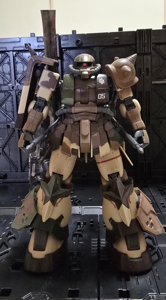 フル装備フロントサイドから。2本のヒートホークはもちろんのこと、バズーカに、マシンガンも付けてみました。我ながらカッコイイ(zaku-kao6)