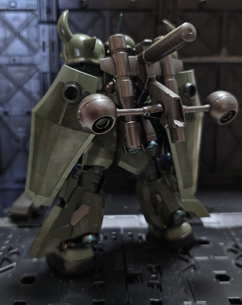 バックショット。なんかよく分からんものが着いてます。