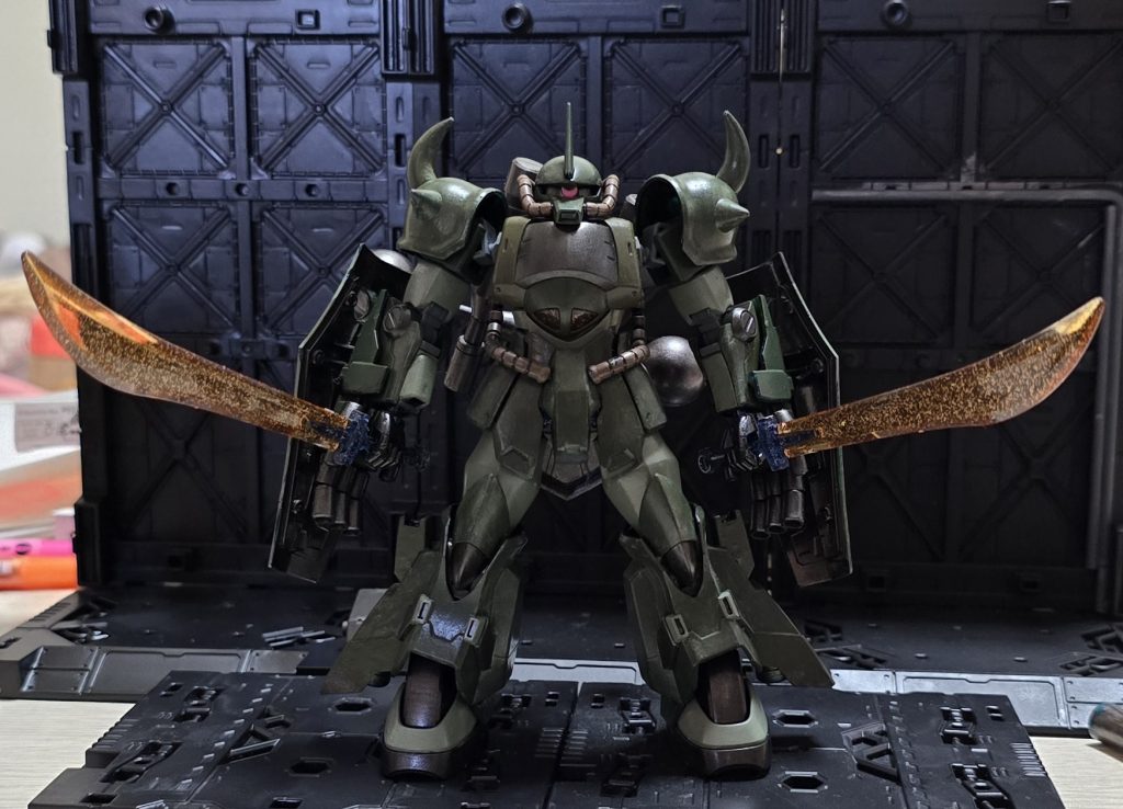 このザフ、通常版は7000円もして諦めてましたが、クリアバージョンが2500円で売ってたんです。(それでも定価より高いが)ラメ入りの美しいクリアブルーでしたが、逆にそれで塗装する決心がつきましたね。通常カラーだったら、成型色のまま作りたいですもん。名残として、ヒートサーベルがキラキラしてます✨