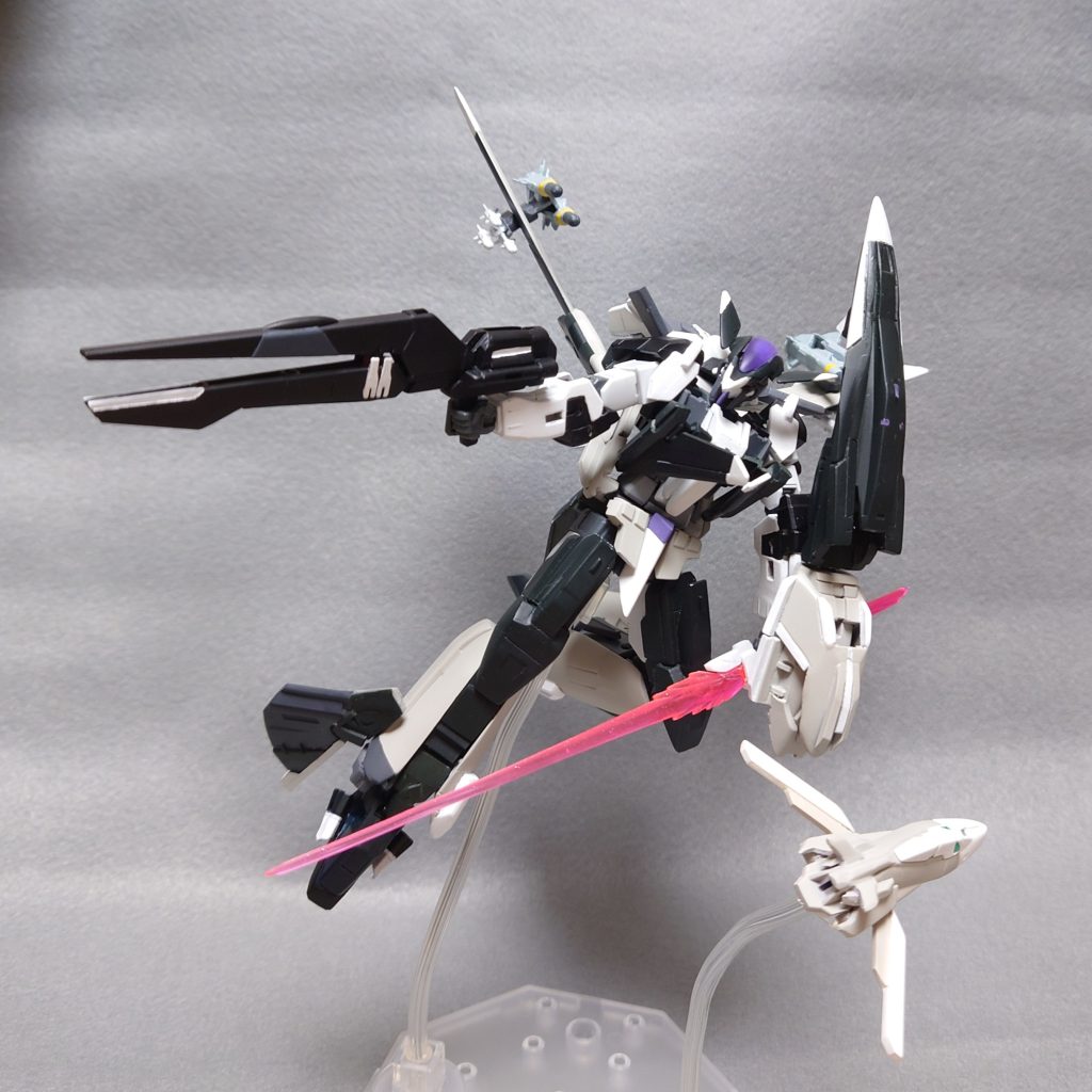 〜武装〜・試製可変速式高出力ビームガンポッド「シナトベ」弾速と威力に優れたビーム砲。通常時は連射に優れたビームマシンガンであり、銃口を展開する事で高威力のビーム砲となる。 また、展開状態時、銃口先端でエネルギーの指向が可能になるため、銃口を向けずとも対象に攻撃することが出来る。MA形態時は機銃として使用される。・AAM-S47365匿名機関側の要望で開発がスタートした空対空ミサイル。誘導性能、破壊性能ともに他の類を見ないレベルに仕上がっている。曰く、既存のモノでは対象に歯が立たないだろうとのこと。この設計思想は他の武装にも色濃く反映されている。・試製60式改空対空誘導弾改機動性が増され、破壊力も強化されている。・試製88式改ビームサーベル「ツミカリ」シールド裏に搭載されている高出力ビームサーベル。・偵察ポッド〝オモイカネ〟機首底部に配置されている全天候型偵察装置。空間受動レーダー等各種偵察装備が集約されており、分離しての自律飛行が可能であるが、単独での高度な偵察任務はできない。偵察ポッドから得られる情報は、ザンセツに搭載された戦術思考AIが処理しなければ、解読できないようになっている。緊急時(主に戦闘時)分離して帰投させる戦術が可能。───分離時、機密保持の為、ザンセツの自爆シーケンスが作動するようになっているが、再び合体すれば自爆シーケンスは停止する。