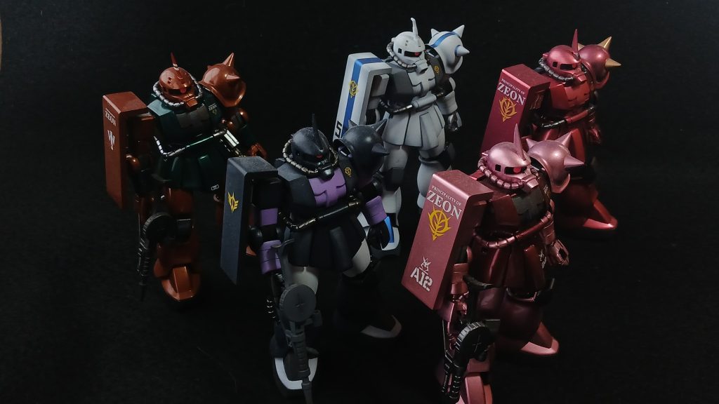 MS-06S・06FSコレクションになります。これはHGUC032のシャア専用ザクと034のガルマザクをベースに製作しています。基本工作としましては、胸部幅増し・シールドの大型化・ショルダーアーマーや袴の裾を薄く削り込み・バックパックはFGからの移植となっています。基本専用機なので皆カラフルですよね!
