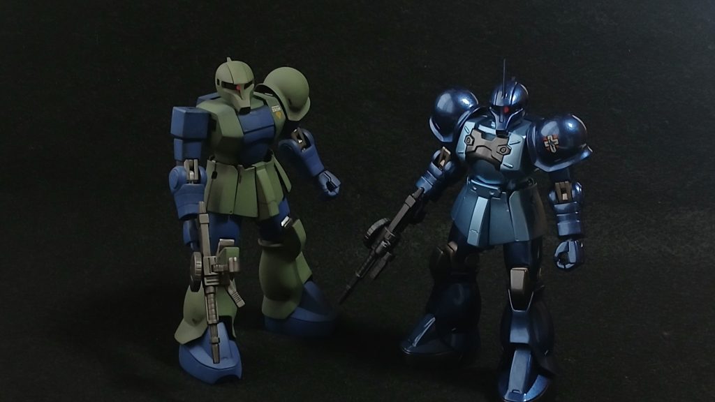 MS-05Bになります。これは青緑のガデムカラー?は胸部幅増しをおこなっております。ランバ・ラル専用機はザクスナイパーとのミキシングになるのですが、胸部幅増しはおこなっておりません。だいぶ昔に製作した物のお色直しだったのでそのまま作っちゃったんですね。