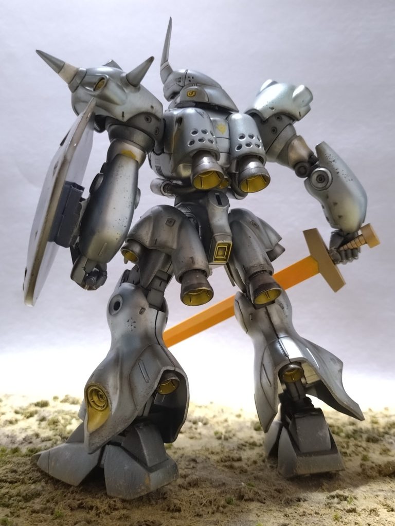 ギャンから勇者の剣とシールドを借りてきました。背面もメタリックが似合ってくれたと思います。