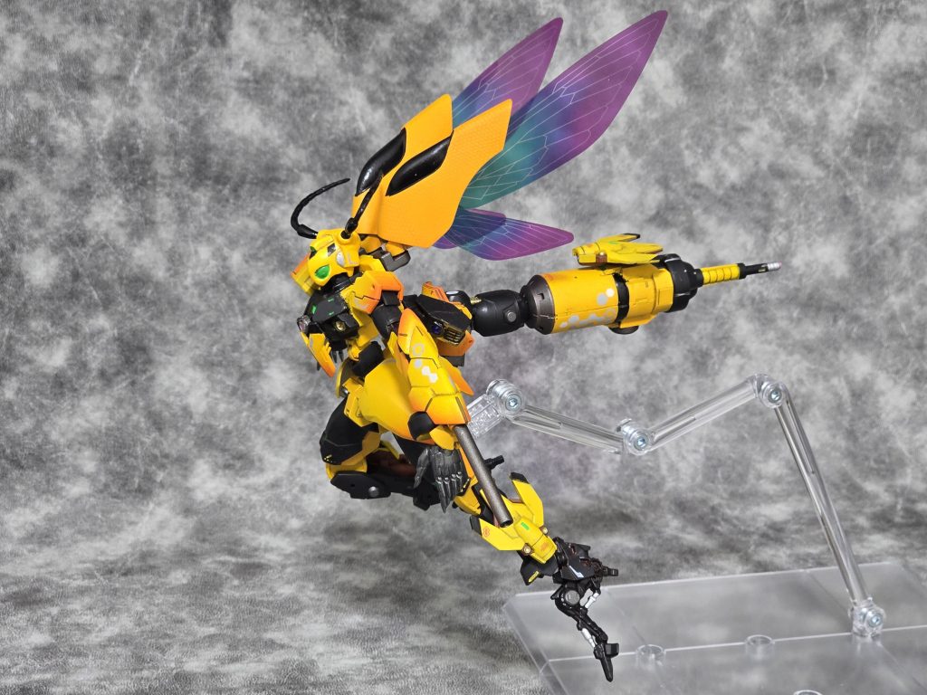 武器紹介⓵【GNウィング】背部から放出される高濃度GN粒子によって形成される光の翅。質量を持たない推進翼として機能し、三次元的な超高機動戦闘を可能にする。&nbsp;この子を作るとき最後まで悩んだのが翅でしたが、ある時投げ売りされてた炎上丸を見て「これだっ！」となりました（笑）&nbsp;