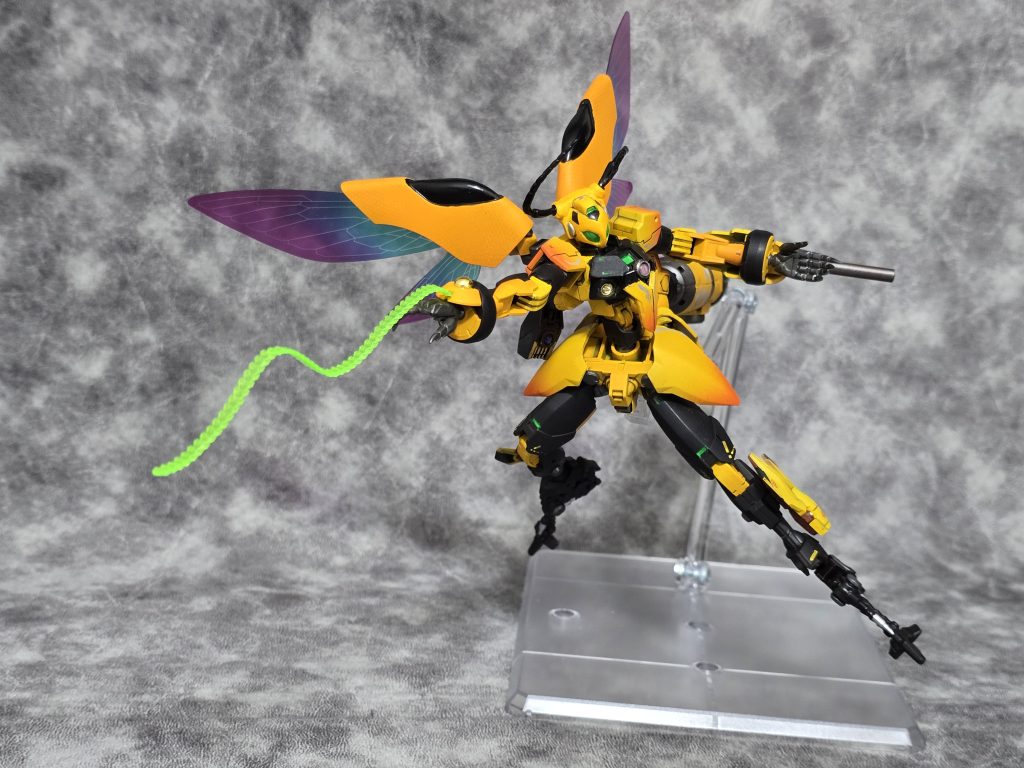 武器紹介③【GNワイヤー / ビームサーベル】&nbsp;腕部ユニットから射出される特殊兵装。高電圧のGN粒子を帯びたワイヤーで敵を拘束・切断するほか、直接ビーム刃を形成し格闘戦を行う。お手々はアルケインの腕部を使ってます、マニピュレータはコトブキヤのパーツです！