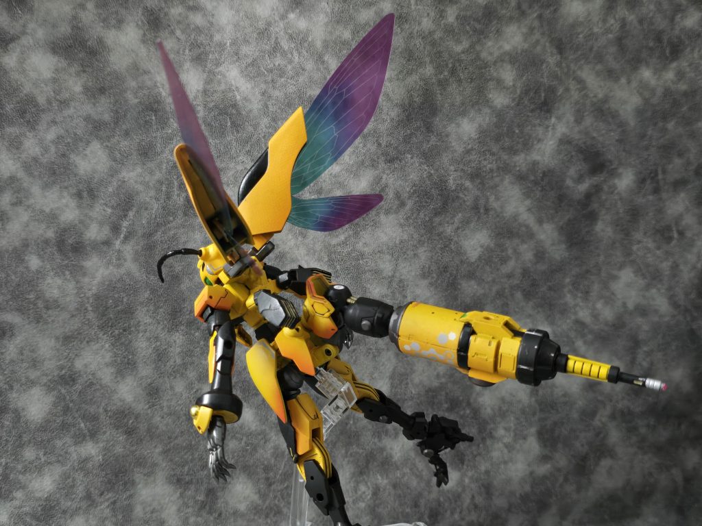 武器紹介⑤【GNスティンガー・カノン】尾部に装備された本機の最強兵装。直列配置された太陽炉から生成される超高圧縮GN粒子を、細身の銃身から「点」で放つ。その貫通力はあらゆる防御、装甲を無効化するが、機体のエネルギーを一時的に使い切るので乱発はできない。（要はディスラプターです）