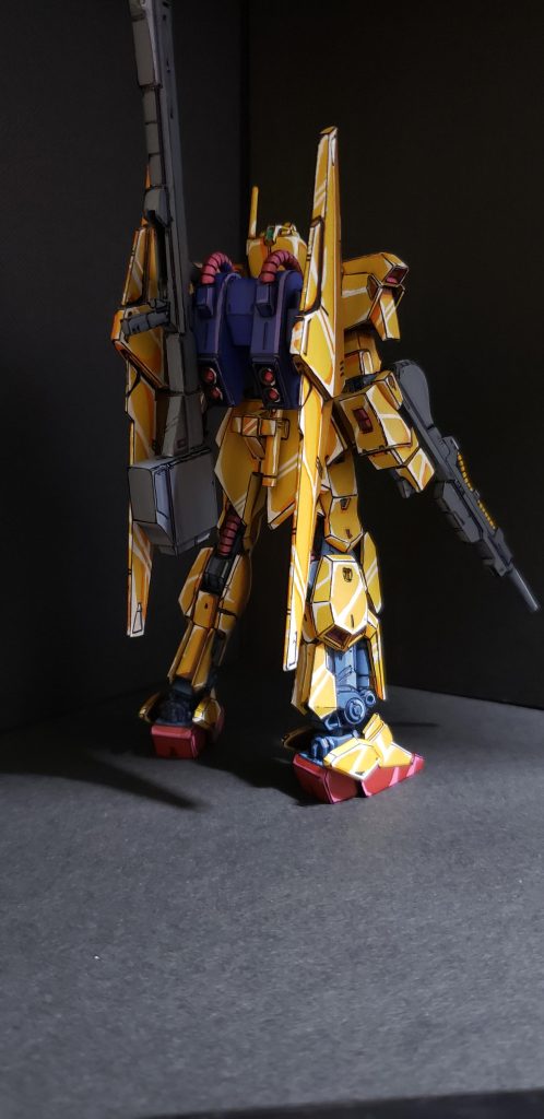 スタイリッシュでかっこいいんですが他と並べると細いので旧HGのゴツい方がイメージちかいです。他の方で旧HGとのミキシングで素晴らしい理想的な形状をだしてる作品がありましたがとても真似できません😁