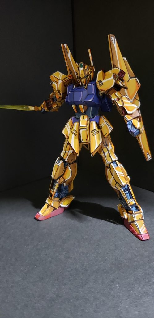 アニメをみていると百式は黄色に白のハイライトだけですが、それだと先に作ったメタスのアニメ塗りと同じになってしまうので違う仕上げ方になりました。イラスト塗りに近いのかもです。