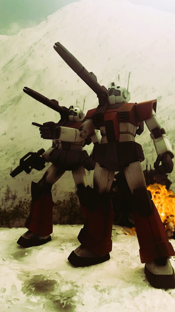 作戦行動中をイメージして。後方に爆発炎上するザクを配置しています。