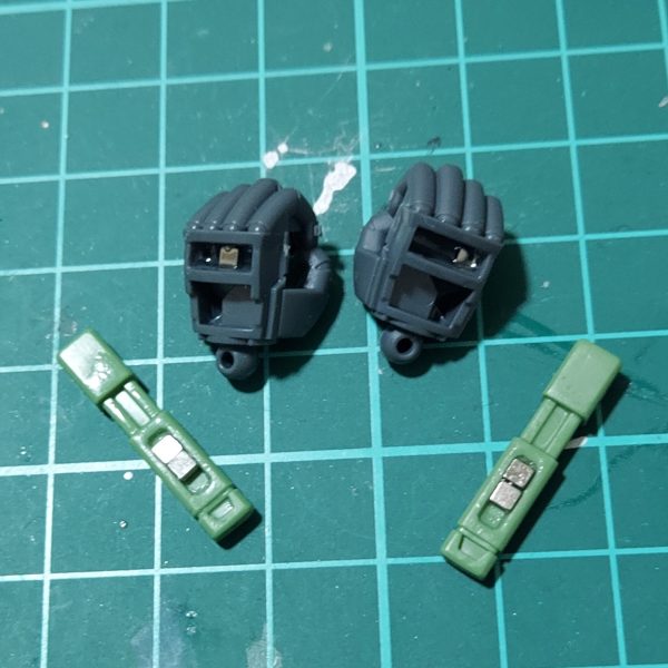 当初から胴部と腰部の接続軸が細いな、と思っていました。youtubeを見ていたら軸が折れたという話をいろいろと聞いたので、じゃあ折れる前に、と先に真鍮線で補強することにしました。1mm→1.2→1.6と順にピンバイスを使って真鍮線を通す穴を開けたのですが、途中で中心からずれてしまったようですね。まあ、補強としては十分でしょう。また、手とビームサーベルの柄に磁石を付けて保持力を強化しました。鍔のないビームサーベルは武器持ち手の場合下にすり抜けてしまうためポーズに制限が出てしまうので、それを防ぐためです。グレービングはようやく満足のいくところまで漕ぎつけました。月刊ホビージャパン誌で、水性ホビーカラーは楊枝や竹串を使えば落とせるとの記事を見つけたので実際に使ってみると、きれいに落ちる！これならパーツに傷をつけることなくハミ出し個所を修正できます。楊枝はすぐ折れるので竹串のほうが良いですが、それでもすぐに先が折れたり丸まったりしてしまうので、20本くらいを消費しました。さらにまこあにきさんの動画で教えていただいたDCMの「レンジの洗剤」を竹串の先に付けて擦ると塗料が溶けてくるので、柔らかい布で拭き取るときれいになりました。明日（日付的には今日ですが）はグレービングにトップコートを吹いて装着すれば完成です。アクションベースを作ったり撮影後に編集が必要そうなので、お披露目は来週以降になりそうです。（2枚目）