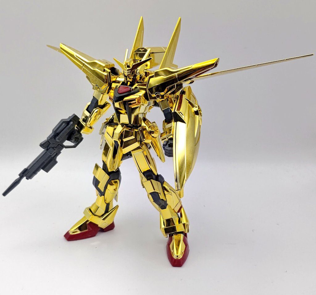 何もしていないパチ組みの状態がこちら、メッキは別にいいかなと思うのですがシールドやら細かい所が色分けされていないのでやはり塗装したくなってしまいます