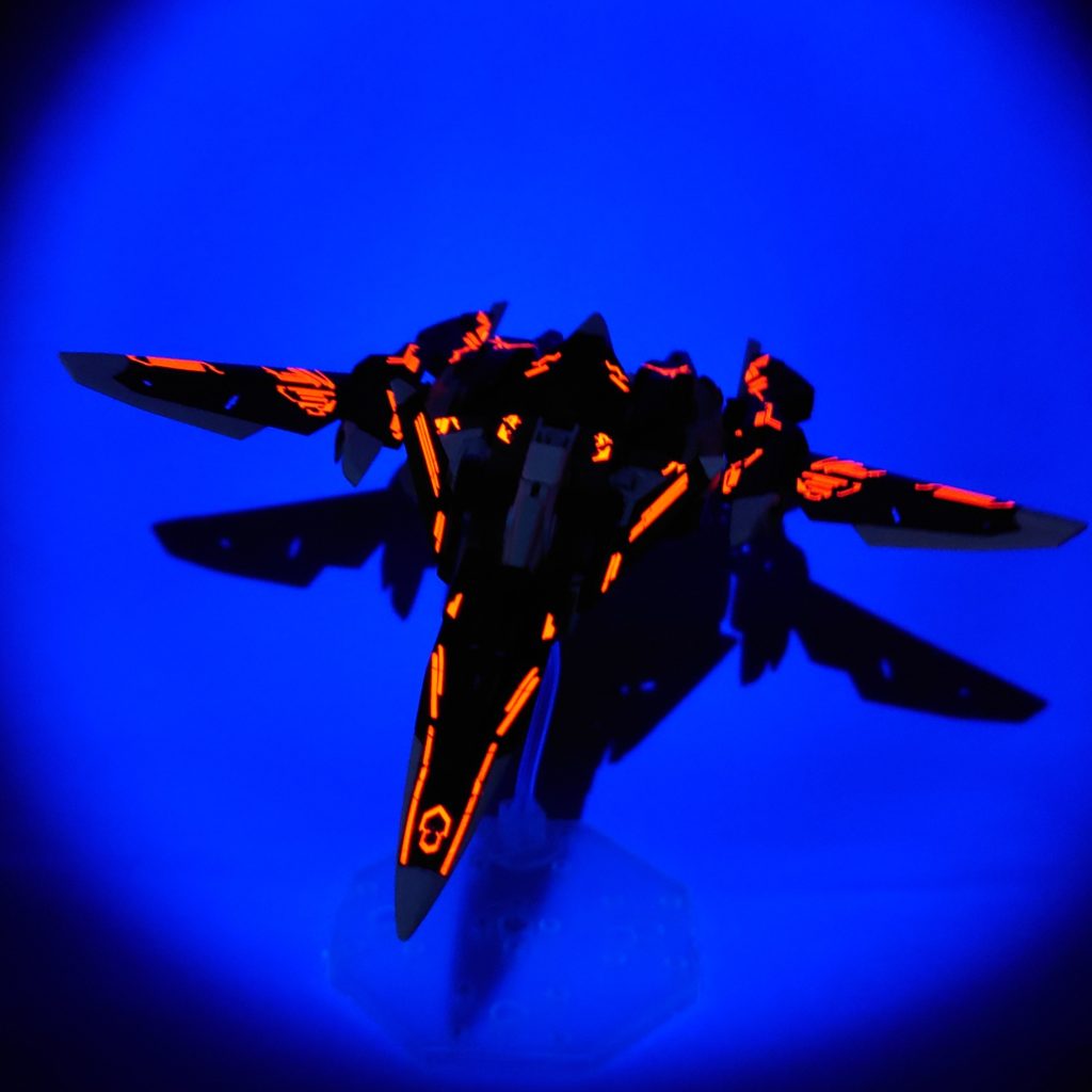 ・J.S.Jsystemジョセフソン・スペクトラル・ジェットシステム。ジョセフソン効果を応用した推進システム。位相空間を局所的に制御し、運動量の変更や位置そのものの座標変更を行い、空間を滑るように移動する。このシステムにより垂直離着陸や、力学を無視した柔軟な姿勢での安定した飛行、爆発的な加速を可能としている。本システムはあくまで推進システムであるが、その特性から防御手段としても用いることも可能とされる。システム作動時、機体は赤色を帯びる。