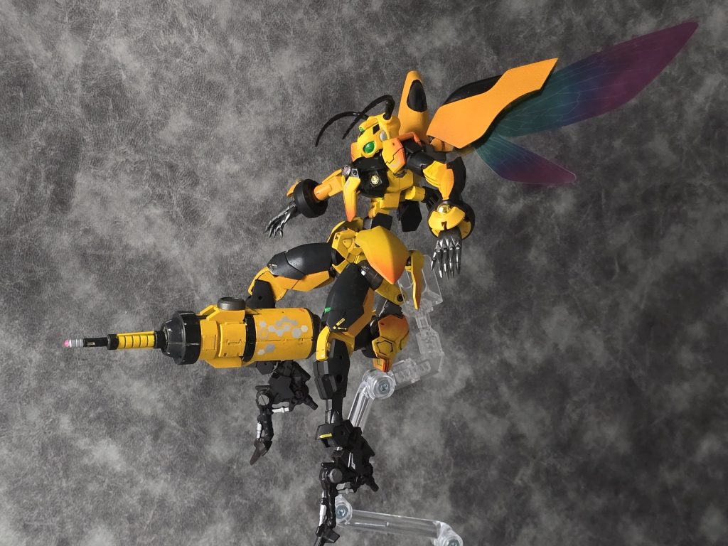 蜂の針を刺す体勢を取らせたくて、未熟ながら腰周りと尾の関節に試行錯誤しました。おかげで何とか前方に向けて発射してる体勢が取れる様に…&nbsp;