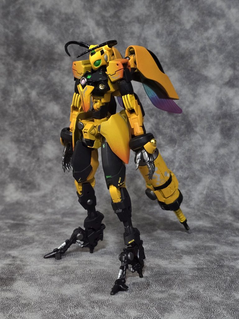 待機状態。元の機体部分わかりますかね？頭と胴体・肩はGNアーチャー、他の部分はほとんど３０MMです。足はゾイドの昆虫系、頭の触覚はガチャガチャのスズメバチフィギュアから取ってきてます！