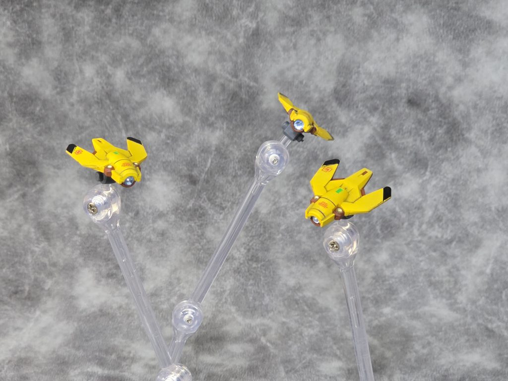 武器紹介④【GNホーネット・ビット (×3)】&nbsp;働き蜂型の自律遠隔兵器。偵察を主眼とし、広域センサー網を形成。クィンビー本体の射撃演算を補佐するほか、低出力のビームによる牽制も可能。&nbsp;