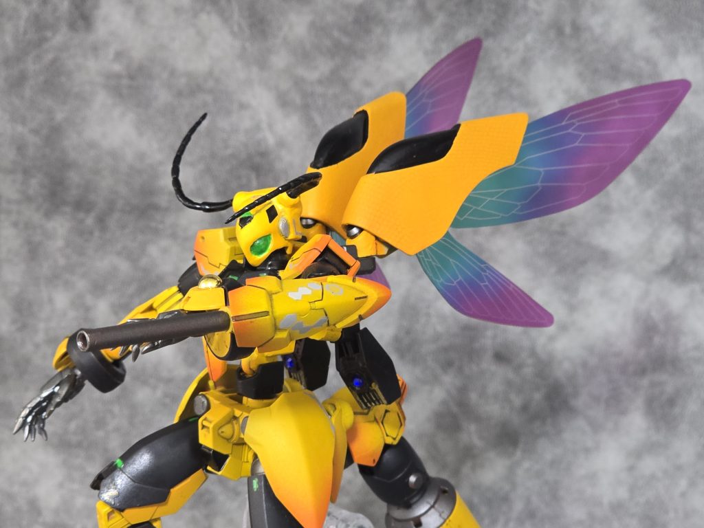 武器紹介②【 腕甲型GNビームライフル 】前腕部に装備された中距離用火器。臨機応変に対応できるようマニピュレーターを塞がない設計となっている。&nbsp;