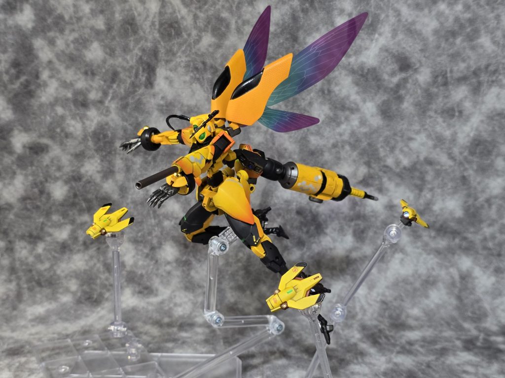 女王蜂なら当然働き蜂いるよね！って事でユーラヴェンガンダムのビット？を蜂っぽく作りました。