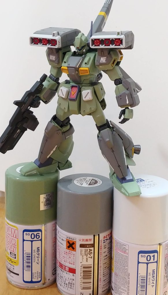 前回のジェガンを元に成形色の簡単仕上げです。缶スプレーのMSグリーンが同じ色だった幸運もあり、ホワイト、ニュートラルグレーも缶スプレー。細かいとこは筆塗りしました。